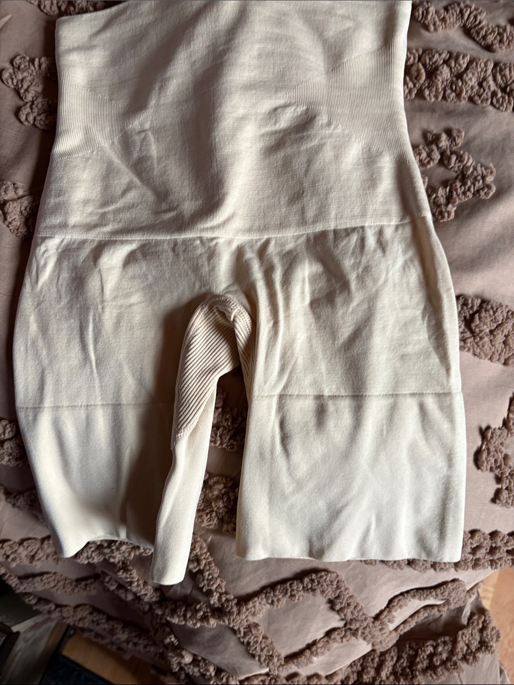 Underouttfit l Seamless High-Waist Shaping Shorts in Cream